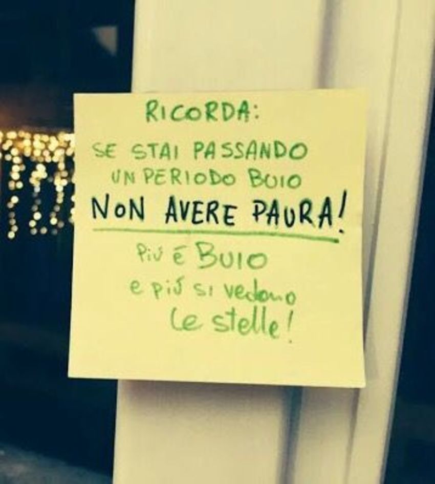 "Ricorda: Se stai passando un periodo buio NON AVERE PAURA! Più è buio e più si vedono le stelle!"