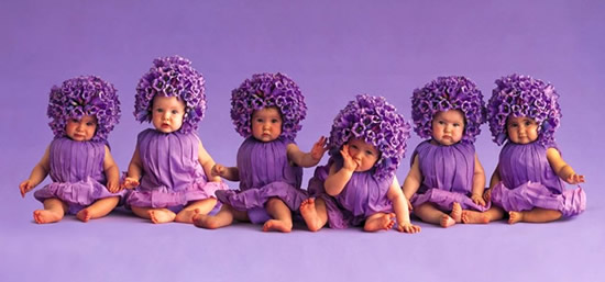 Sei bambini vestiti color viola