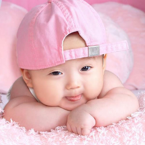 Un bambino con un cappello rosa