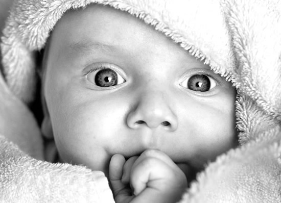 Foto di bambini - "Primo piano di un bambino foto in bianco e nero"