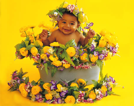 Un bambino in una cesta di fiori