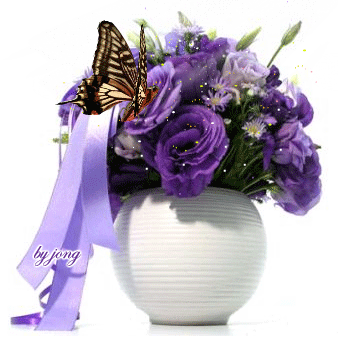 Una farfalla posata su un vaso di fiori lilla - Le GIF più belle da condividere gratis